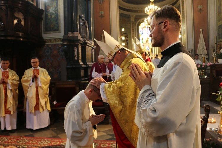 Nałożenie rąk - istotny moment liturgii święceń.