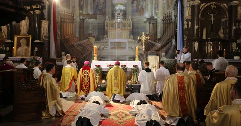 Bp Stułkowski do neoprezbiterów: rozpalacie w ludziach nadzieję