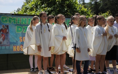 Na scenie zaprezentowały się m.in. dzieci ze scholi parafialnej.