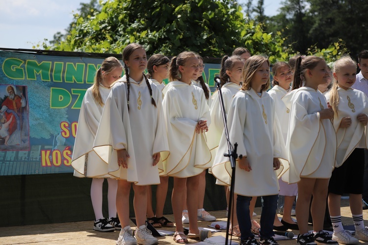 Na scenie zaprezentowały się m.in. dzieci ze scholi parafialnej.