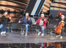 Grupa MoCarta, która wystąpiła podczas opolskiego kabaretonu, to ciekawe zjawisko na kabaretowej scenie, bo oferujące żart muzyczny.