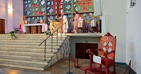 Jedną z pamiątek sopockiej wizyty papieża jest jego tron. Można go oglądać w kościele św. Michała Archanioła.