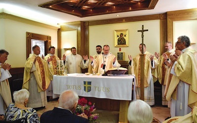 Msza św. z okazji ćwierćwiecza Centrum Pomocowego Caritas  im. św. Jana Pawła II odbyła się w kaplicy.