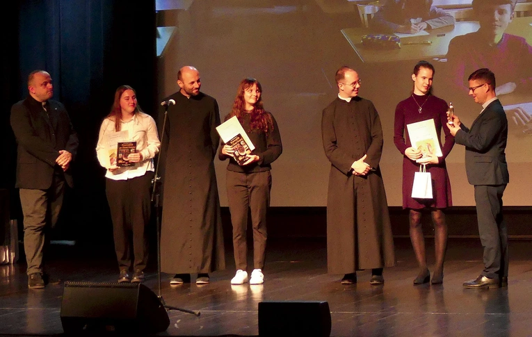 Laureatki z najstarszej grupy wiekowej z katechetami i ks. Markiem Studenskim.