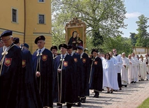 Procesja eucharystyczna wokół pocysterskiego opactwa.