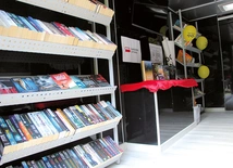 W Book Trucku są i konsola PlayStation, i leżaki plenerowe.