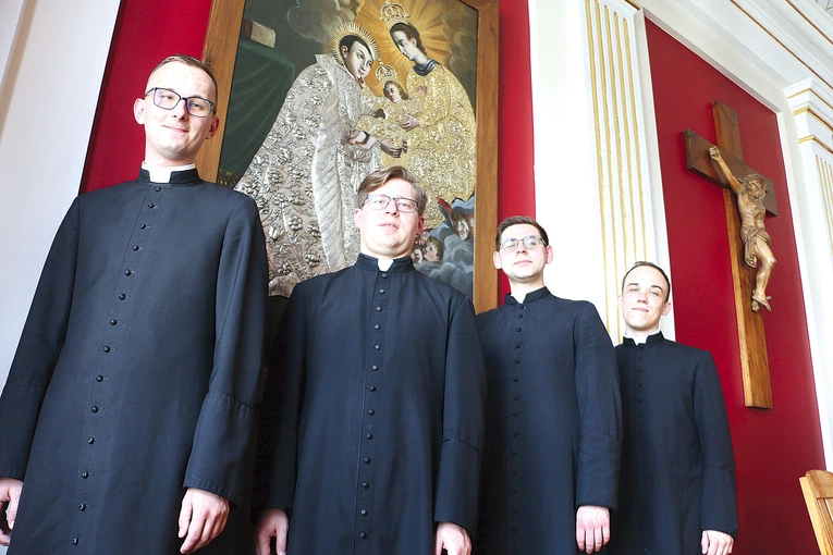 Ks. Michał, ks. Wiktor, ks. Sebastian i ks. Karol  przy obrazie św. Stanisława Kostki w Sali Biskupów WSD.