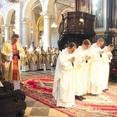 Neoprezbiterzy przyjmują błogosławieństwo: (od lewej) ks. Karol Wernik, ks. Wiktor Rękawiecki, ks. Michał Perek i ks. Sebastian Szymański.