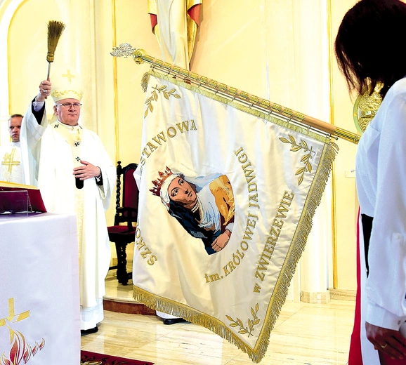 Nowy sztandar szkoły poświęcił abp Józef Górzyński.