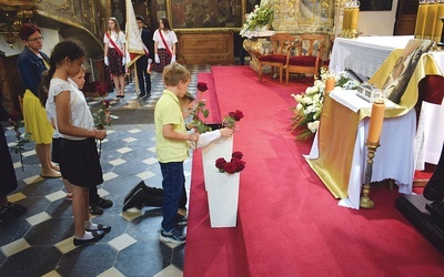 	Po zakończonej liturgii wszyscy obecni oddali hołd świętej, składając przed jej relikwiarzem róże.