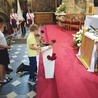 	Po zakończonej liturgii wszyscy obecni oddali hołd świętej, składając przed jej relikwiarzem róże.
