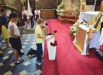	Po zakończonej liturgii wszyscy obecni oddali hołd świętej, składając przed jej relikwiarzem róże.