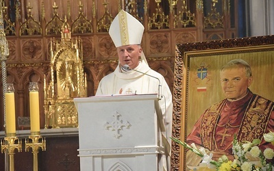 	Modlitwie w kościele katedralnym przewodniczył bp M. Solarczyk.