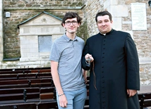 Krzysztof Gwóźdź i ks. Paweł Łęcki z krzyżem misyjnym.