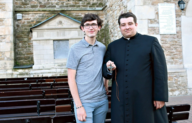 Krzysztof Gwóźdź i ks. Paweł Łęcki z krzyżem misyjnym.