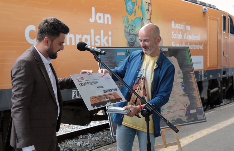 Lokomotywa z Janem Czochralskim wyrusza w Polskę