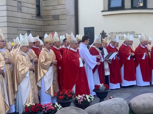 Biskupi u grobu bł. Jerzego Popiełuszki