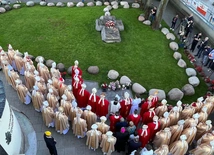 Biskupi u grobu bł. Jerzego Popiełuszki