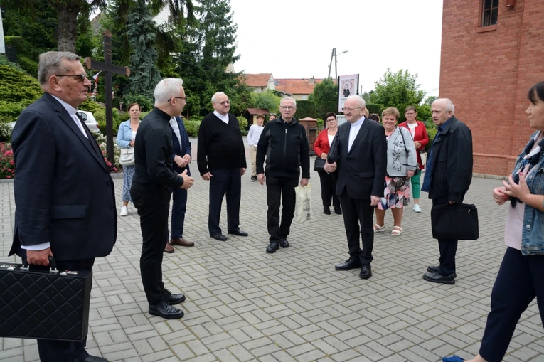 Pielgrzymka księży emerytów do Głębinowa