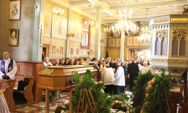 Uroczystości pogrzebowe ks. Karwowskiego odbyły się w jego rodzinnej parafii Góra.