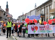 Barwny korowód przejdzie ulicami: Rwańską, Żeromskiego i Focha na plac Jagielloński.