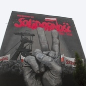 Solidarność  1980–1989  Ogólnopolski niezależny związek zawodowy, który powstał po protestach robotniczych w sierpniu 1980 roku. Polski ruch solidarnościowy zapoczątkował upadek komunizmu w Polsce i dał przykład innym zniewolonym krajom Europy Wschodniej.  