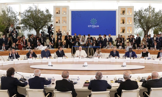 Papież na szczycie G7: żadna maszyna nie powinna decydować o odebraniu życia