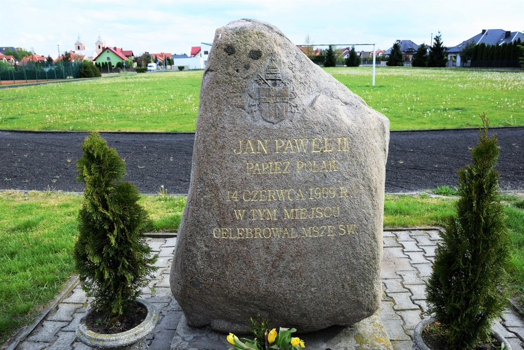 Łowicz. Kamień w miejscu celebry. 