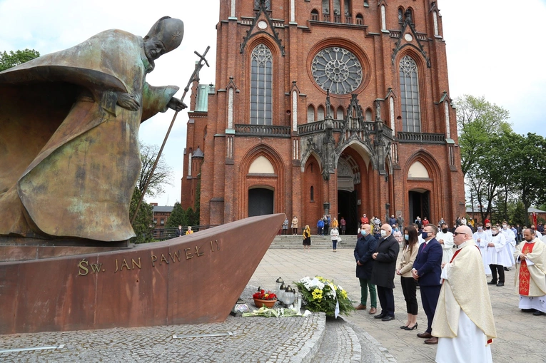 Papieski pomnik w Żyrardowie