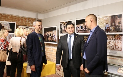 Prof. Jarosław Źrałka (z lewej) i Billy Toshiko Lam Padilla, chargé d'affaires Ambasady Gwatemali w RP, podczas otwarcia wystawy.