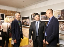 Prof. Jarosław Źrałka (z lewej) i Billy Toshiko Lam Padilla, chargé d'affaires Ambasady Gwatemali w RP, podczas otwarcia wystawy.