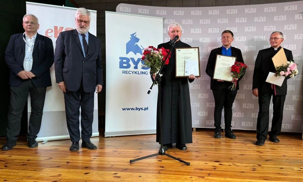 Ks. Smerda odbiera dyplom dla najlepszej parafii w Polsce.