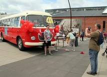 Legendarny "ogórek" skończył 40 lat. Ten autobus budzi wspomnienia!