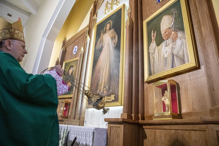 Poświęcenie ołtarzy bocznych i wprowadzenie relikwii św. Faustyny i św. Jana Pawła II w Józefosławiu