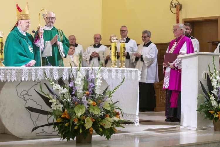 Poświęcenie ołtarzy bocznych i wprowadzenie relikwii św. Faustyny i św. Jana Pawła II w Józefosławiu