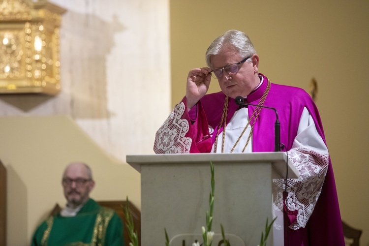 Poświęcenie ołtarzy bocznych i wprowadzenie relikwii św. Faustyny i św. Jana Pawła II w Józefosławiu