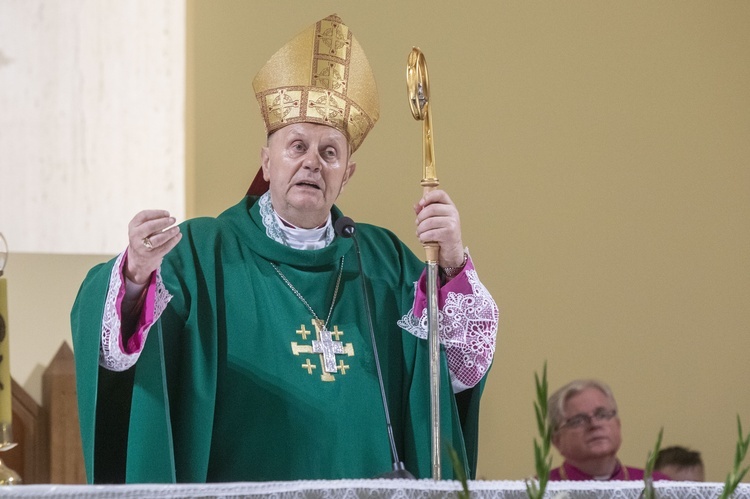 Poświęcenie ołtarzy bocznych i wprowadzenie relikwii św. Faustyny i św. Jana Pawła II w Józefosławiu