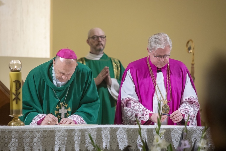 Poświęcenie ołtarzy bocznych i wprowadzenie relikwii św. Faustyny i św. Jana Pawła II w Józefosławiu