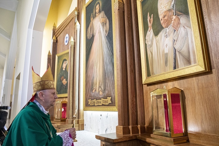 Poświęcenie ołtarzy bocznych i wprowadzenie relikwii św. Faustyny i św. Jana Pawła II w Józefosławiu