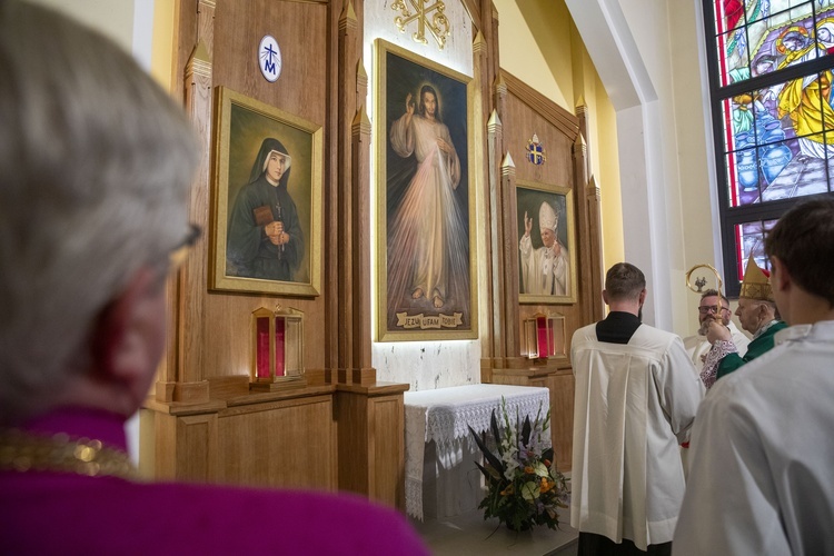 Poświęcenie ołtarzy bocznych i wprowadzenie relikwii św. Faustyny i św. Jana Pawła II w Józefosławiu