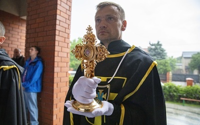 Poświęcenie ołtarzy bocznych i wprowadzenie relikwii św. Faustyny i św. Jana Pawła II w Józefosławiu