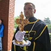 Poświęcenie ołtarzy bocznych i wprowadzenie relikwii św. Faustyny i św. Jana Pawła II w Józefosławiu