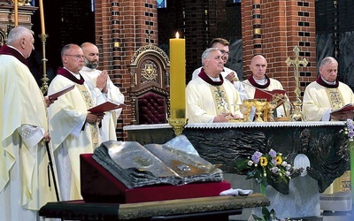 Relikwiarz, który na co dzień znajduje się w kaplicy gliwickiej kurii.