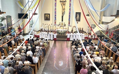 Msza św. zgromadziła licznych kapłanów i wiernych.