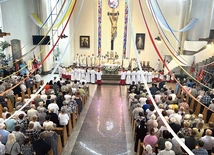 Msza św. zgromadziła licznych kapłanów i wiernych.