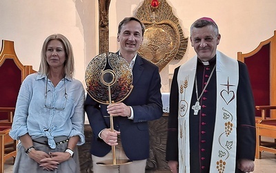 Biskup Roman Pindel z Adrianą i Markiem Zarembami.