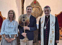 Biskup Roman Pindel z Adrianą i Markiem Zarembami.