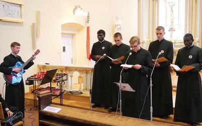 Koncert zespołu kleryków z Wyższego Seminarium Duchownego w Obrze.