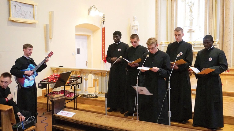 Koncert zespołu kleryków z Wyższego Seminarium Duchownego w Obrze.