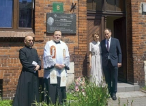 Przed pamiątkową tablicą moderatorzy ks. Marek Olekszyk i ks. Michał Chmiel oraz para diecezjalna Domowego Kościoła Barbara i Witold Markowie. 